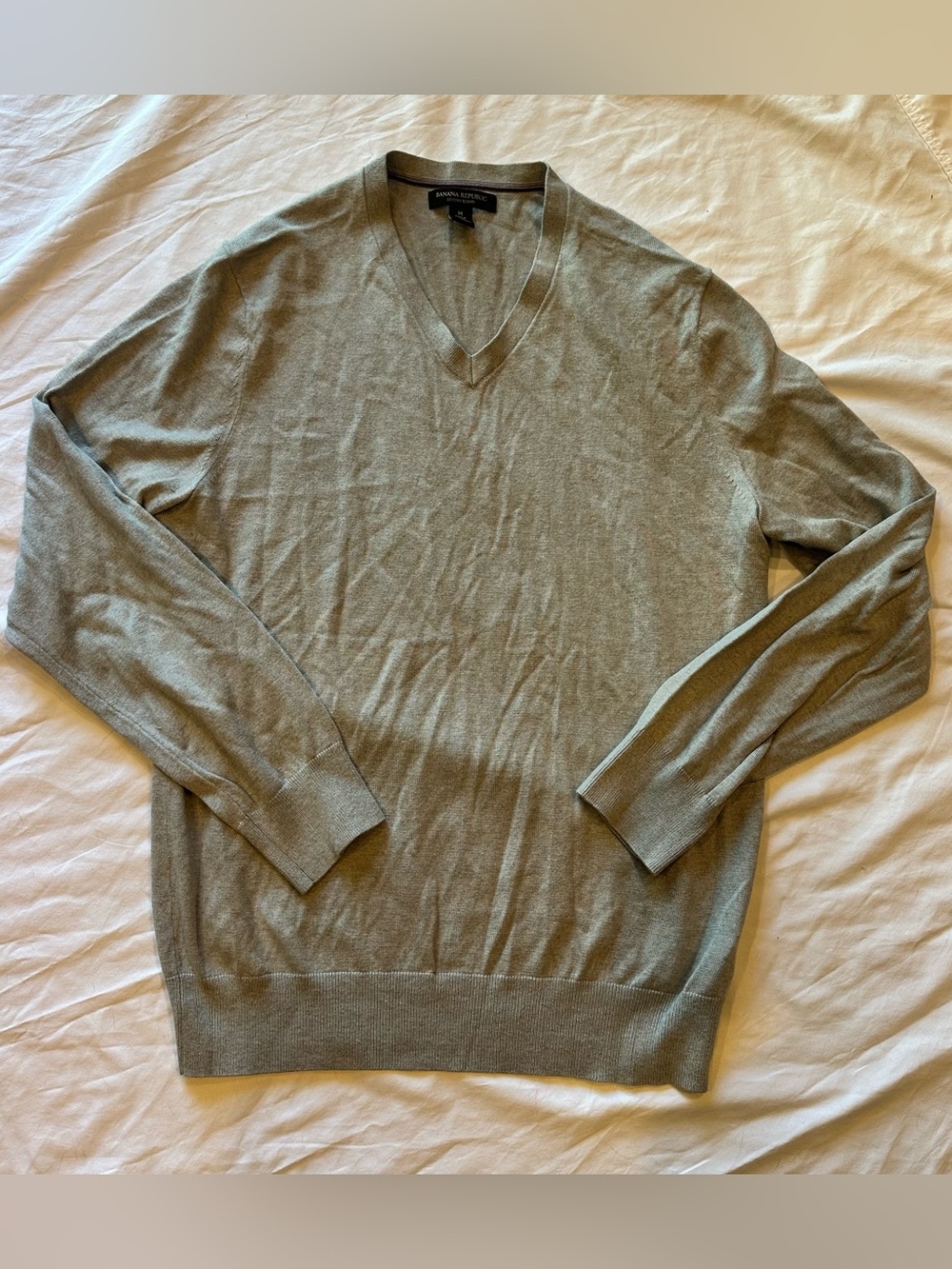EUC Banana Republic Men’s Silk-Cotton-Cashmere V-Neck—Medium